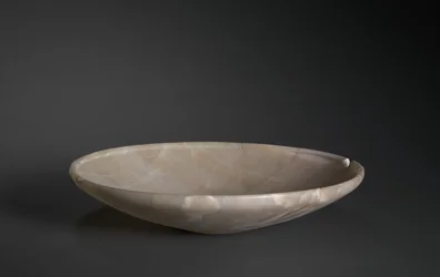 Shallow Dish fra Saqqara, Old Kingdom, ca. 2726-2647 f.Kr. (travertin)