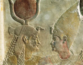 Kong Nectanebo II (360-343 f.Kr.) ønsket velkommen av gudinnen Isis, malt kalksteinrelieff, fra Serapeum ved Saqqara, detalj