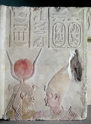 Nektanebo II (360-343 f.Kr.) omfavnet av gudinnen Isis, fragment fra en dør, Senperioden, ca. 358-341 f.Kr.
