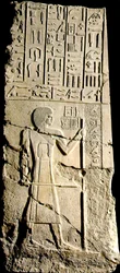 Panel, Aa-akhti, hieroglyfer og en figur, sent 3. dynasti (kalkstein)
