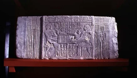Gesims av en falsk dør fra en mastaba-grav som viser graveieren Shery, en høy embetsmann fra Dynasty IV og hans kone Khentetka, Saqqara, Old Kingdom (kalkstein)