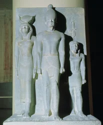 Triade av Menkaure (Mycerinus) med gudinnen Hathor og en av nomguddommene, fra daltempelet ved Menkaures pyramide i Giza, Det gamle riket, ca. 2529 f.Kr.