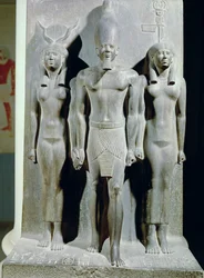 Triade av Menkaure (Mykerinos) med gudinnen Hathor og gudinnen for Afroditepolis-nomet, fra daltempelet ved Menkaures pyramide i Giza, Det gamle riket, ca. 2529 f.Kr.