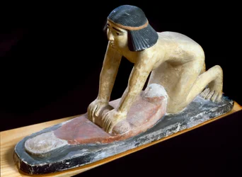Egyptisk antikvitet: "" egyptisk knusing av frokostblandinger for å lage brød"" Figur. 5. dynasti. 2400 f.Kr. Firenze, Museo Archeologico