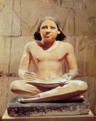 Skriver sittende med korslagte bein og holdende en papyrusrull, fra Saqqara, Det gamle rike, ca. 2475 f.Kr.