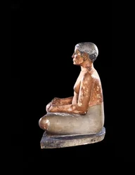 Vid utsikt over Crouching Scribe Statue, fra Saqqara, Old Kingdom (kalkstein, alabaster og bergkrystall) (se også 50750)