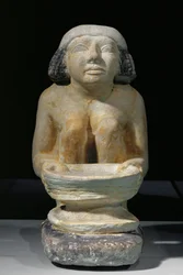 Kvinne med sil. Fra Giza, mastaba av Djacha. Midten (kalkstein)