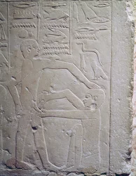 Relieff som viser en scene med omskjæring, fra Mastabaen til Ankh-Ma-Hor #39;Doktorens grav#39;, Det gamle riket (kalkstein)