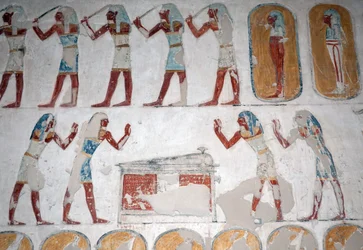 Bevæpnede menn og figur foran en sarkofag, Kongenes dal, Luxor