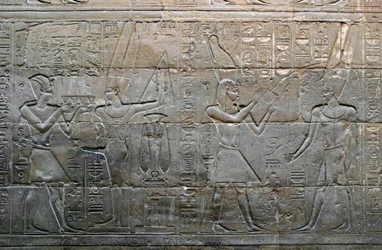 Egyptisk antikke: Kong Alexander den store ofrer guden Amon Min (Amon-Min). Detalj av et lavt relieff. Kapellet til den hellige båten, Luxor-tempelet, Egypt.