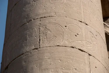Egyptisk antikvitet: detalj av en søyle med patron slettet på grunn av "damnatio memoriae", sletting av patronene til noen faraoer ansett som kjetterske av deres etterfølgere, Temple of Luxor. Østbredden (Theben), Egypt