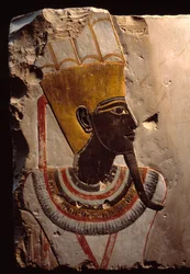 Egyptisk antikvitet: detalj av et maleri på kalkstein som viser fruktbarhetsguden Amon Min (Amon-Min). Luxor, egyptisk kunstmuseum