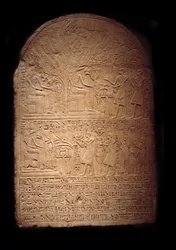 Egyptisk antikvitet: kalksteinstele som representerer Pia som tilber krokodilleguden Sobek etterfulgt av sønnen Iy-Hebnef som ofrer guden. Fra tempelet til Sobek i Dahamsha