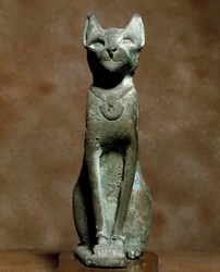 Egyptisk antikvitet: gudinnekatten Bastet. Bronseskulptur. Torino, egyptisk museum - egyptiske antikviteter: gudinnen Bastet-katten. Bronseskulptur. Egyptisk museum, Torino, Italia