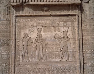 Egyptisk antikke: utsikt over de lave relieffene til tempelet til gudinnen Hathor i Dendera