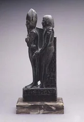 Gruppe av en mann som presenterer en representasjon av Osiris (steatitt)