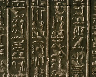 Lavrelieff med hieroglyfer, 51-30 f.Kr