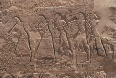 Relieff av skriver og fange i det befestede tempelet til Ramses III ved Medinet Habu