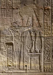 Faraoen og hans attributter, Horus#39; tempel i Edfu
