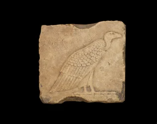 En blokk med en stående gribb på det ene ansiktet, og en ugle på det andre ansiktet, begge i lavrelieff, ptolemaisk periode, 305-30 f.Kr. (kalkstein)