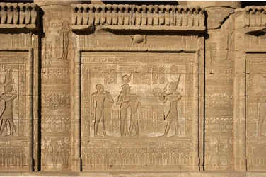 Egyptisk antikke: Romersk mammisi til minne om fødselen til Ihy, sønn av Isis. Hathor-tempelet, Denderah, Egypt