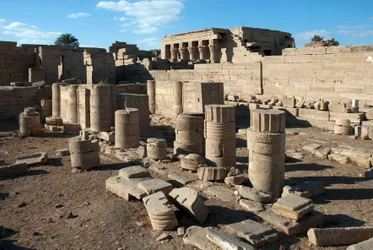 Egyptisk antikke: kolonner i tempelet dedikert til Hathor, Dendera, Egypt