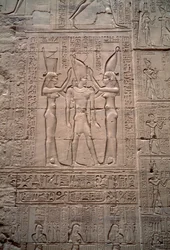 Egyptisk oldtid: lavt relieff som viser kroningen av kong Ptolemaios IV. Horus-tempelet, Edfu, Egypt