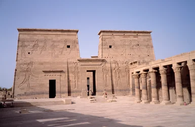 Egyptisk antikvitet: utsikt over inngangen til templet til Edfu (Edfu) dedikert til den guddommelige Horus og bygget mellom 237 og 57 f.Kr. Egypt