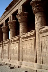 Egyptisk arkitektur: utsikt over Hathor-tempelet i Denderah. Ptolemaisk periode. Egypt.