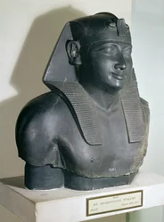 Fragment av en statue i egyptisk stil av Ptolemaios I, 305-283 f.Kr. (basalt)