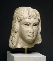 Hodet for en dronning som bærer en tung parykk, muligens Cleopatra VII (69-30 f.Kr.) (marmor)