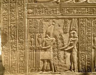 Relieff som viser Ptolemaios VIII Euergetes II (Physkon) og Kleopatra III som bringer offergaver til gudene