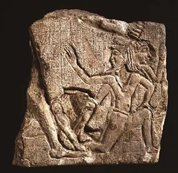 Skulptørmodell som viser en konge med en løve som slår fiender, ca. 400-201 f.Kr. (kalkstein)