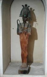 Statue av Osiris-kulten (malt tre og bronse)