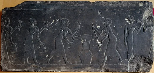 Egyptisk antikk: kalksteinsplatedekor med lavt relieff som representerer pressing av lotusblomster, 8. til 7. århundre f.Kr. (relieff)