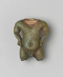 Fragmentær amulett av Pataikos, 1539–30 f.Kr. (fajanse)