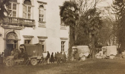 Album av første verdenskrig i Friuli-Venezia Giulia: ankomst av ambulansen med de sårede i Villa Brazzà, hjemmet til 17 av krigssykehuset i Soleschiano Manzano, 25/11/1915 (s/hv-bilde)