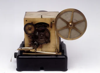 Baudot system telegrafskriver, patentert 1874 (blandet media)