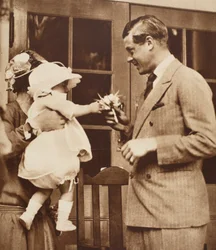 Et barn gir kong Edward VIII en bukett på Enham Village Centre, 1926