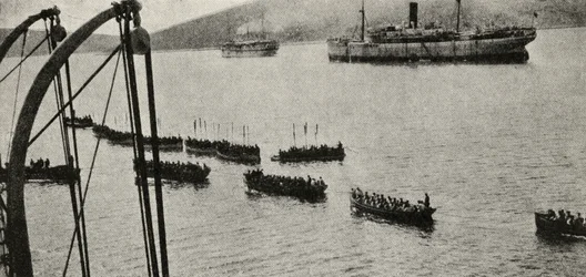 En landingsstyrke som forlot transportene til kysten under Gallipoli-kampanjen, fra 