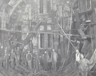 Blackwall Tunnel: en gruppe arbeidere står i luftslusen, 1894