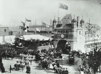 Blackwall Tunnel: hestevogner passerer gjennom den seremonielle inngangsåpningen til tunnelen, 1897