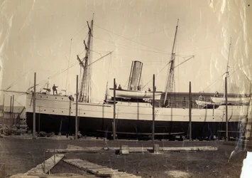 Den kinesiske inntektskrysseren "Li Kin" eller hennes søsterskip "Kai Pan" på lappen klar for lansering, 1888