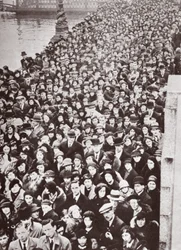 Folkemengder som venter på tilgang til Westminster Hall, under liggende i delstaten George V, 1936