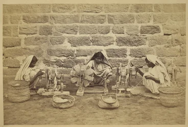 Kvinnelige fanger svinger bomull på spinnende hjul i Karachi fengsel. Fotograf: Michie and Company c. 1873173 mm x 260 mm Archaeological Survey of India Collections: India Office Series (Bind 52).