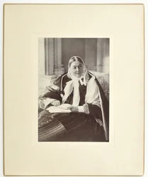 Florence Nightingale, sittende på en sofa i det blå rommet på Claydon House, 1891