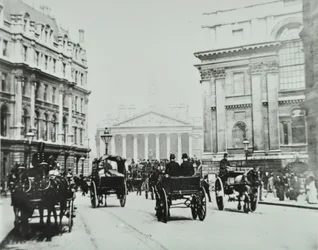 Fra Queen Victoria Street til Mansion House Street med Royal Exchange, City of London, 1895