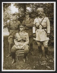 General Sir James Willcocks og hans personlige stab i hagen ved hovedkvarteret hans [Merville, Frankrike]. 31. juli 1915