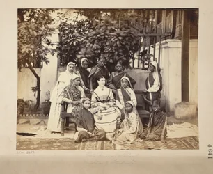 Gruppe av elskerinne og elever ved Government Normal School, Bombay