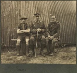 Gruppe på tre soldater utenfor en Nissan-hytte, ca. 1914-18